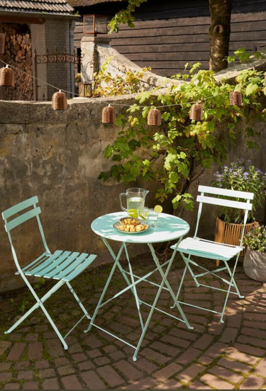 Hippe outdoor meubels voor balkon en tuin | Weerbestendige tuinstoelen in vrolijke kleuren